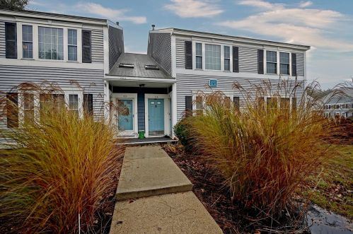 313 Springbrook Cir, Portsmouth, NH 03801-5627