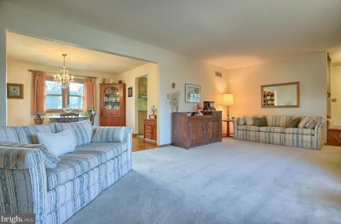 208 Garland Dr, Carlisle PA  17013-4271 exterior