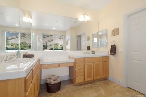 7470 Chateau Rdg Ln, Riverside CA  92506-7542 exterior