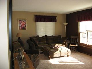 1362 Crest Dr, Chaska, MN 55318-1710