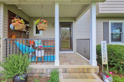 909 Ember Ln, Spring Grove, IL 60081-8290