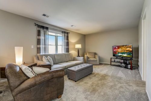 1031 Hill Crest Dr, Carol Stream, IL 60188-4620