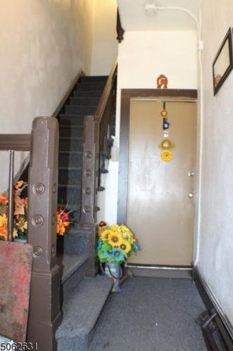 366 Summer Ave, Newark, NJ 07104-2859