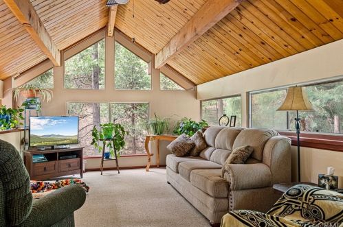 459 Clubhouse Dr, Twin Peaks, CA