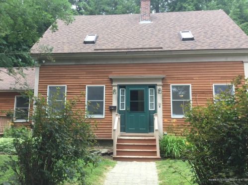 26 High St, Winthrop, ME 04364-1329