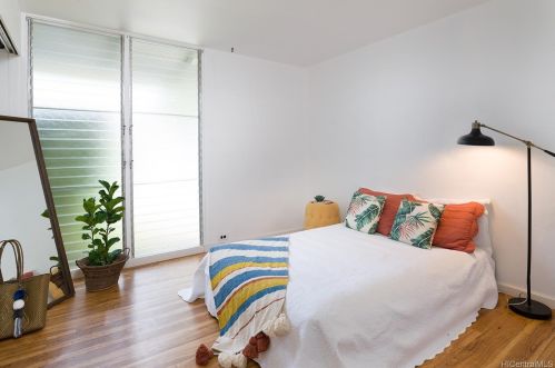 394 Puamamane St, Honolulu HI 96821-2132 exterior