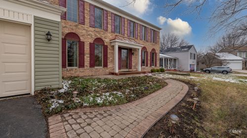 717 Hickory Ln, Carol Stream, IL 60188-9145