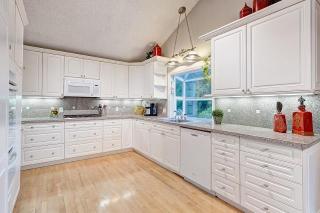 1012 30th Ct, Seattle, WA 98055-5033