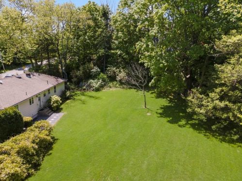 33 Brenton Rd, Middletown, RI 02840-4207
