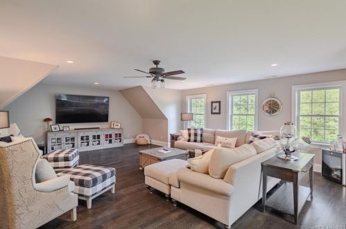 5 Clydesdale Ct, Upper Stepney CT  06468-1368 exterior