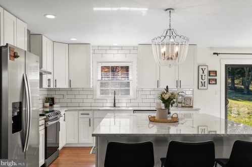 2146 Stonecrest Dr, Lancaster PA  17601-5437 exterior