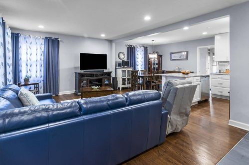 8316 Octavia Ave, Niles, IL 60714-2627