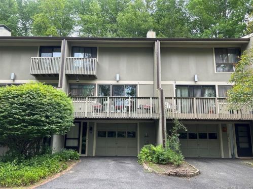 49 Clubhouse Dr, Woodbury, CT 06798-3205