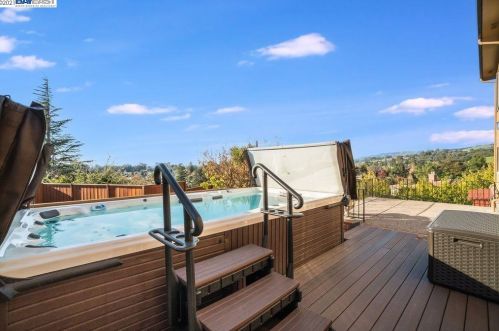 1301 Juana Ave, San Leandro CA  94577-5044 exterior