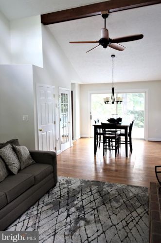 204 Overlook Dr, Cross Junction, VA 22625-2449