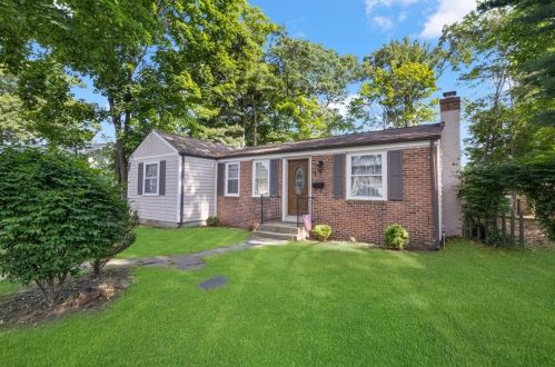 1 Amanda Ct, Warwick, RI 02889-2201