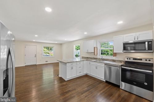 15906 Donald Curtis Dr, Woodbridge VA  22191-4250 exterior