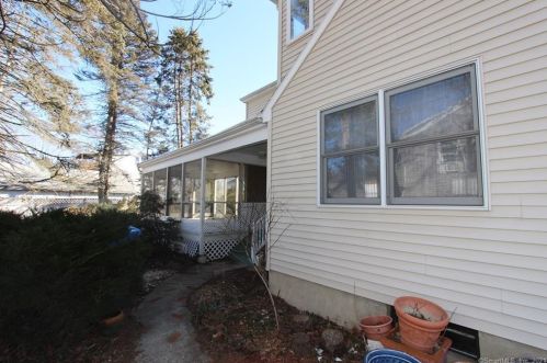 20 Wallace St, Huntington, CT 06484-4433