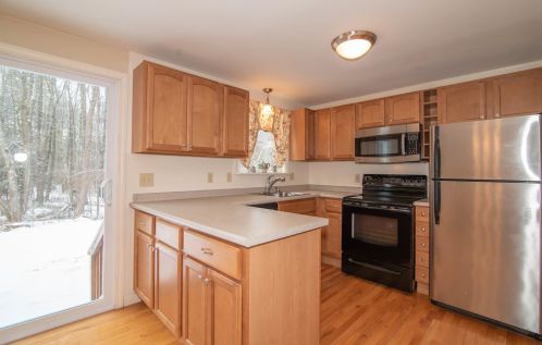 35 Oakridge Dr, Londonderry, NH 03053-3939