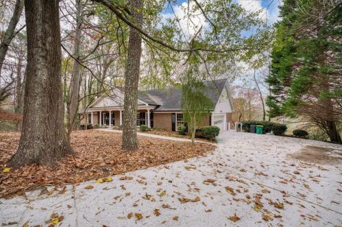 170 Huntcliff Pt, Atlanta GA  30350-1601 exterior
