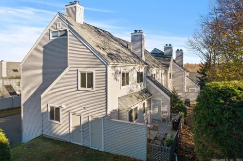 91 Country Pl, Huntington CT  06484-3862 exterior