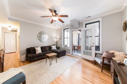 737 Cornelia Ave, Chicago, IL 60657-2418