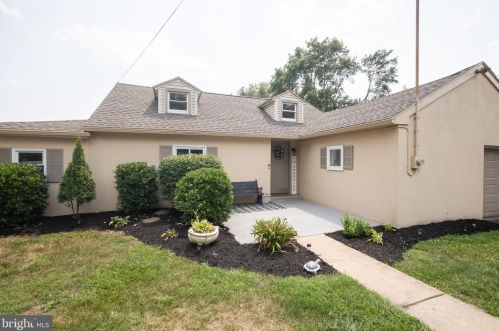1456 Whiteford Rd, York, PA 17402-2122
