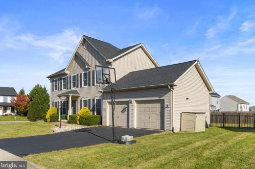 783 Farmhouse Ln, Harrisburg, PA 17111-4561