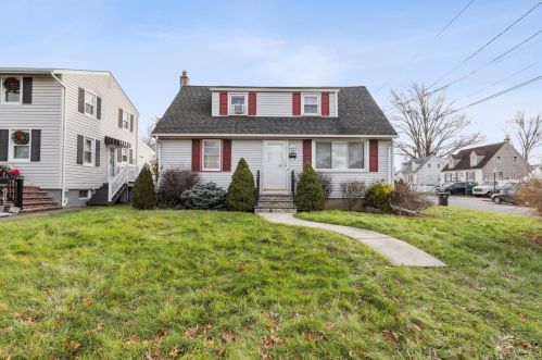24 Oak St, Avenel, NJ 07001-1842