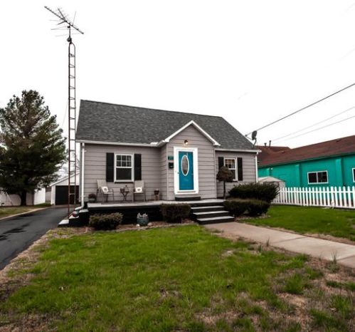211 7th St, Brownsville, IL 62821-1302