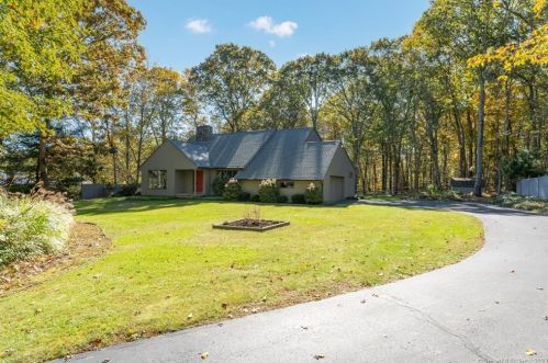 27 Huntington Way, Gales Ferry, CT 06339-1923