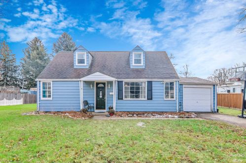 475 Golf Rd, Bull Valley, IL 60014-7122