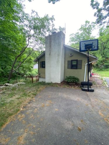 4 Mohawk Trl, Andover, NJ 07821-5825