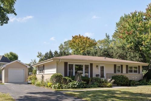 1065 Brookside Ln, Bannockburn IL  60015-4201 exterior