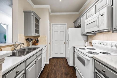 2402 Southlake Ct, Irving TX 75038-5654 exterior