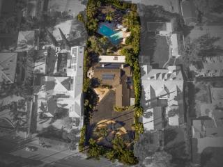 4461 Hayvenhurst Ave, Van Nuys CA  91436-3299 exterior
