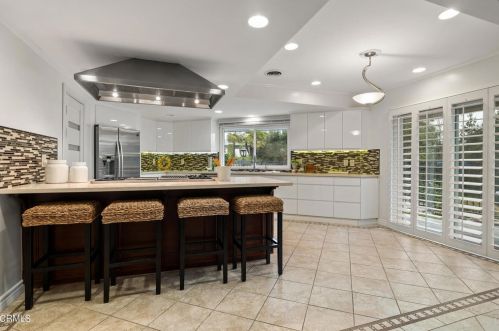 3333 Country Club Dr, Glendale CA  91208-1717 exterior