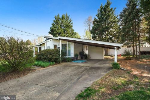 7905 Sycamore Dr, Falls Church, VA 22042-3329