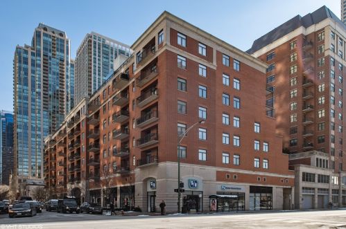 33 Huron St, Chicago, IL 60654-3753