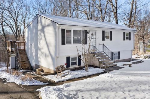 74 Savarese Ln, Unionville, CT 06013-1704