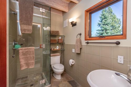 1721 Grouse Rdg, Truckee CA  96161-4033 exterior