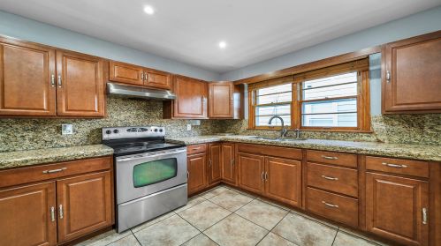 1106 23rd St, Rockford, IL 61108-3553