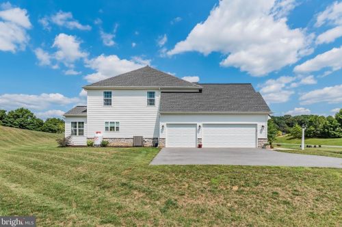 4 Peyton Dr, Carlisle PA  17015-8548 exterior