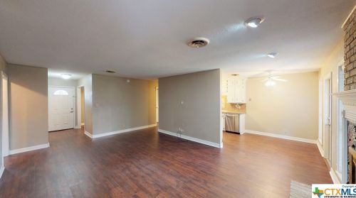 210 Taos Dr, Victoria, TX 77904-3738