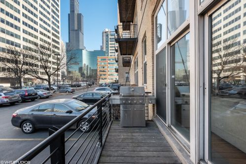 417 Jefferson St, Chicago IL  60654-0039 exterior