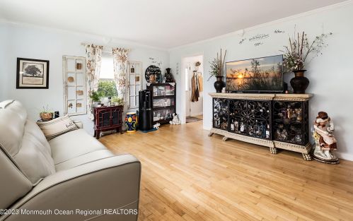 605 Front St, Tinton Falls NJ  07701-5515 exterior