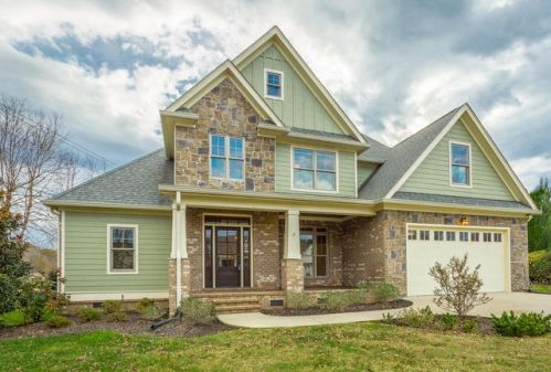 3015 Stepping Rock Dr, Apison, TN 37302-7512