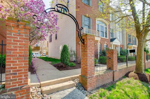 8169 Skelton Cir, Falls Church, VA 22042-1223