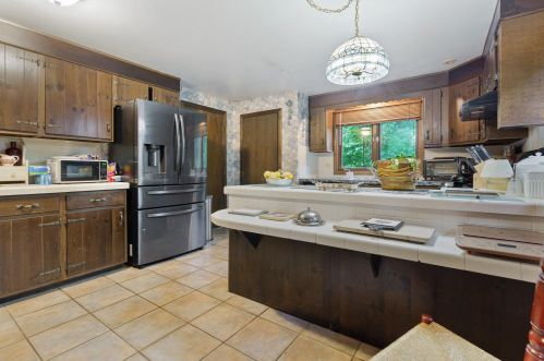 2 Fairway Dr, Hudson NH 03051-5206 exterior