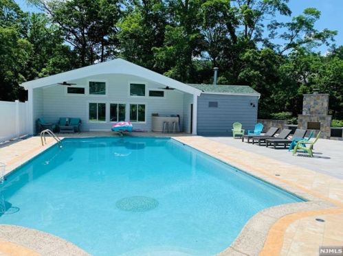 224 Burnside Pl, Ridgewood, NJ 07450-1743